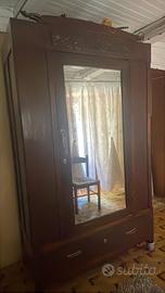 Armadio antico con specchio