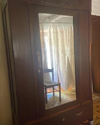 Armadio antico con specchio