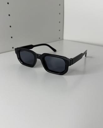 Occhiali da sole neri squadrati stile vintage