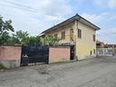 soluzione-indipendente-con-giardino-e-box-auto