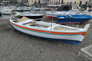 Barchetta di legno a lipari