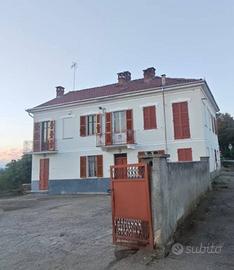 Villa di 160 m² con più di 5 locali a Rocca d'Araz