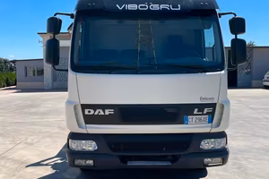 CAMION DAF LF 45.180 CON RAMPE IDRAULICHE E GRU PA
