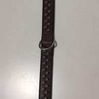 collare in pelle con borchie