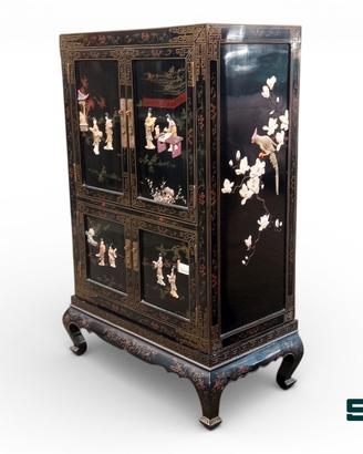 ARMADIO CINESE LACCATO CON RILIEVI IN PIETRE DURE