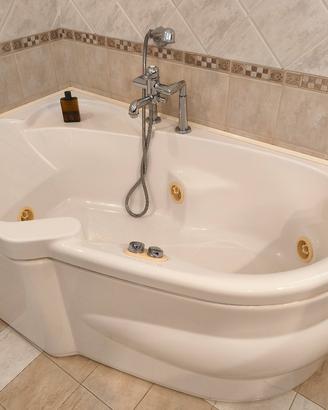 Vasca idromassaggio Jacuzzi + gruppo rubinetteria