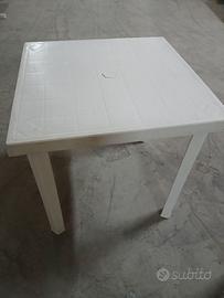 Tavoli da esterno in plastica resistente