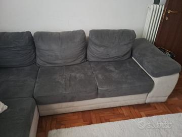 Divano  letto con penisola e contenitore.