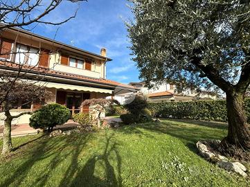 VILLA A SCHIERA A CASTELLI CALEPIO