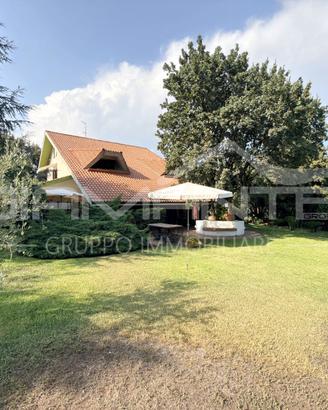 Elegante villa Singola con ampio parco privato