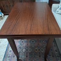 Tavolo realizzato in legno color noce