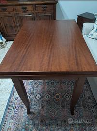 Tavolo realizzato in legno color noce