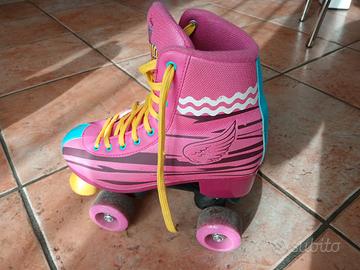 pattini a rotelle con caschetto 