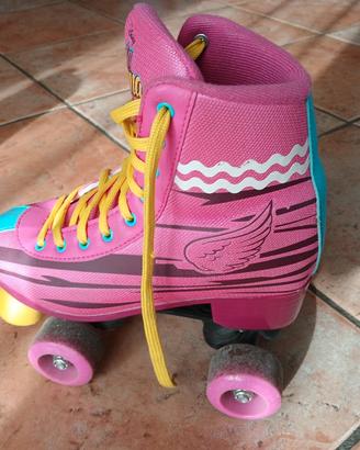 pattini a rotelle con caschetto 