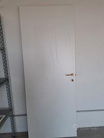 porta bianca in legno