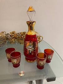 Bottiglia e bicchieri per liquore