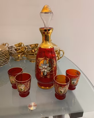 Bottiglia e bicchieri per liquore