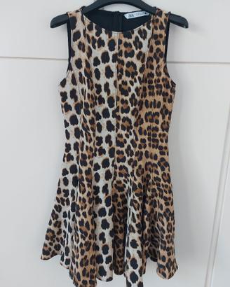 Abito smanicato e foderato con trama leopardata