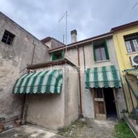 Porzione di casa con negozio e giardino - Centro d