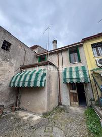 Porzione di casa con negozio e giardino - Centro d