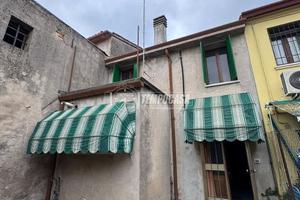 Porzione di casa con negozio e giardino - Centro d