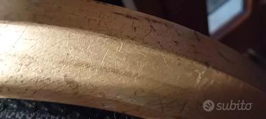 Piccolo mobiletto in foglia oro e poltroncina