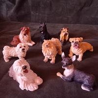8 STATUETTE CANI