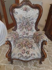 n.1 poltrona in legno noce massello (ved.foto)