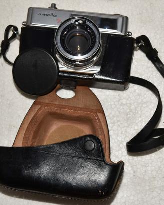 Minolta Hi-Matic 7S con obiettivo 45mm f/1.8.