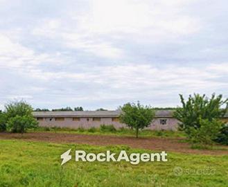 Immobile di 300 m² con 1 locale a Semiana
