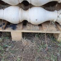 Colonne in cemento bianco per balconate, giardino