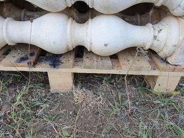 Colonne in cemento bianco per balconate, giardino