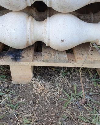 Colonne in cemento bianco per balconate, giardino