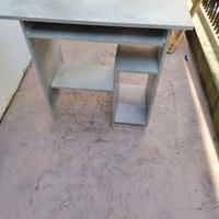  Scrivania in legno grigia 