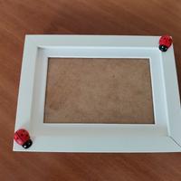 cornice in legno bianco 