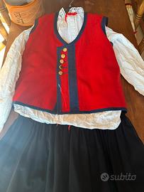 Costume sardo da uomo rosso di Oristano