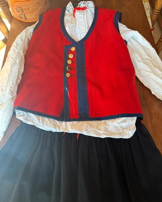 Costume sardo da uomo rosso di Oristano