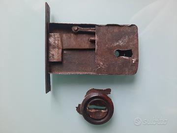 Serratura per mobile antico