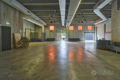 Attività / Licenza di 400 m² con più di 5 locali a