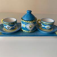Set da caffè in ceramica blu con decorazioni