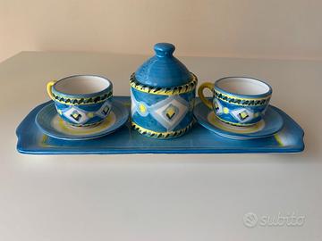 Set da caffè in ceramica blu con decorazioni