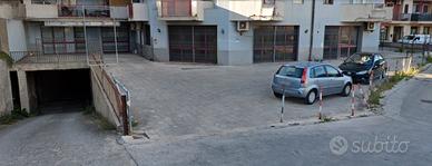 Posti Auto in Ampio Piazzale Privato Centrale
