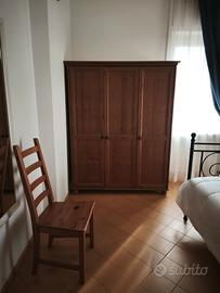 armadio sedia scrittoio e due comodini Leksvik