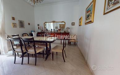 Trivani su due livelli, con terrazza.