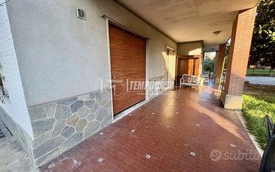 APPARTAMENTO AL PIANO TERRA IN TRIFAMILIARE !