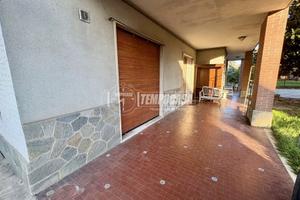 APPARTAMENTO AL PIANO TERRA IN TRIFAMILIARE !