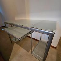 Scrivania in vetro satinato porta PC