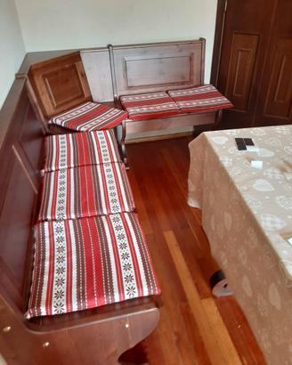 Angolo panca 133x173 tinta noce con tavolo e 2