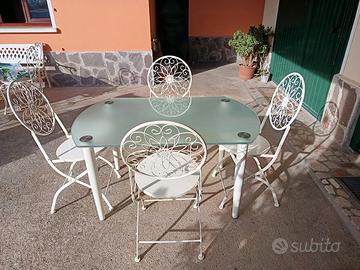 Tavolo da giardino con piano in vetro
