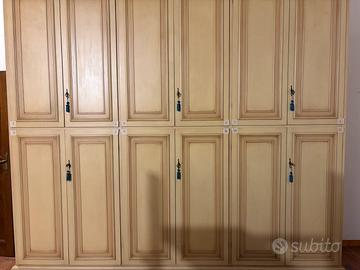 Armadio a 12 ante disposte su 2 livelli